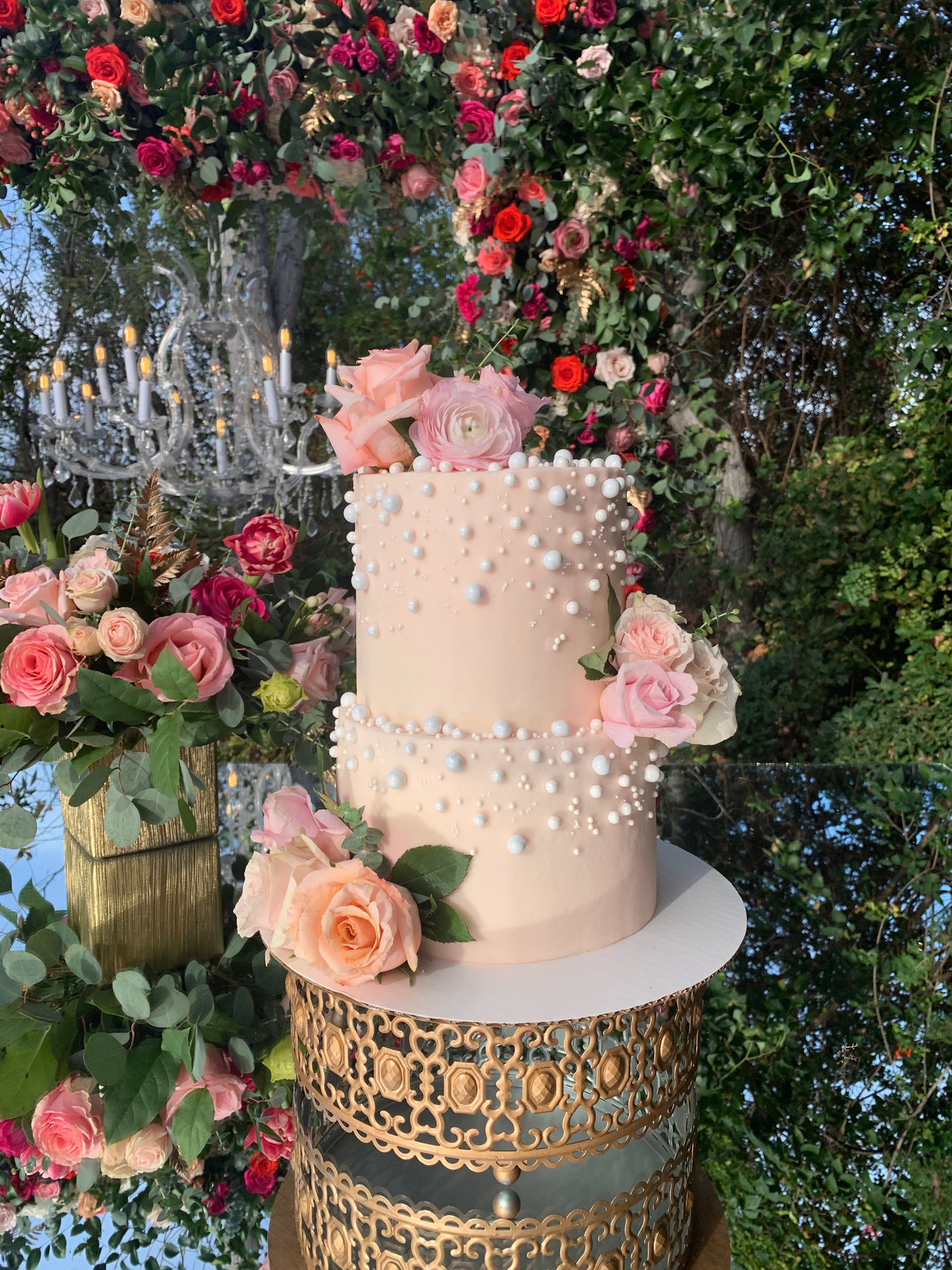 Pink glitter wedding cake w/ @pearleventsatx !